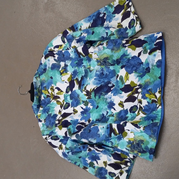 Dressbarn woman Blues,Greens, and White,Floral,3/4 Length Sleeve,1 Button Blazer - Picture 10 of 10